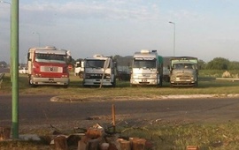 Los camioneros protestan a la vera de las rutas. Foto: infocampo.com.ar