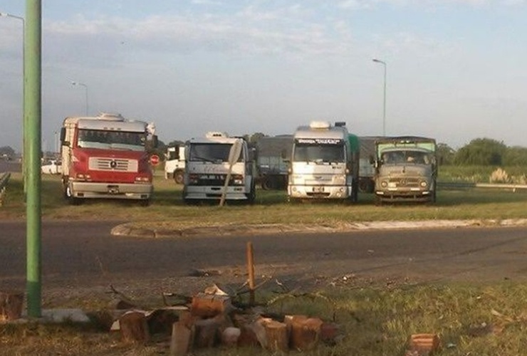 Los camioneros protestan a la vera de las rutas. Foto: infocampo.com.ar