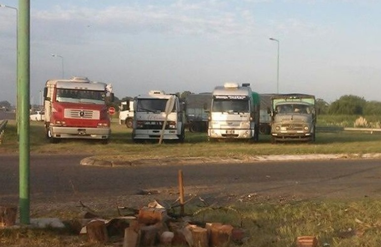 Los camioneros protestan a la vera de las rutas. Foto: infocampo.com.ar