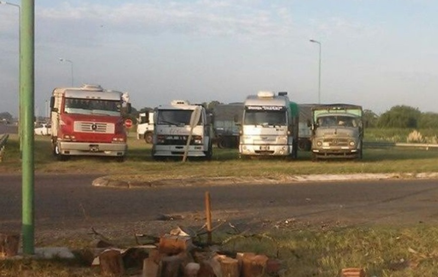 Los camioneros protestan a la vera de las rutas. Foto: infocampo.com.ar