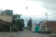 Imagen de Peligro: Postes ca&iacute;dos sobre calle 3 de Febrero