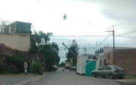 Imagen de Peligro: Postes ca&iacute;dos sobre calle 3 de Febrero