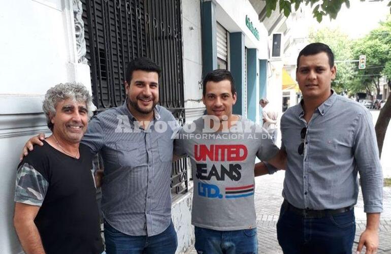 El diputado Cleri junto a los delegados de S&iacute;ntesis Qu&iacute;mica y el referente de La Campora de Fighiera.