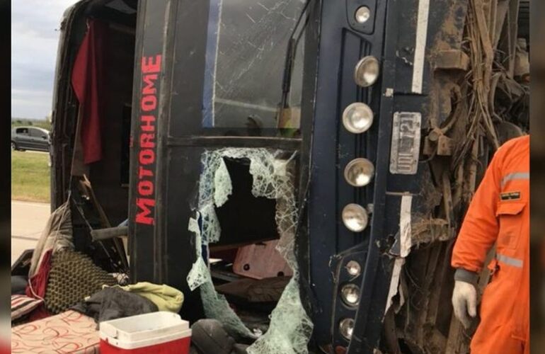 Imagen de Accidente: Volcó el micro de una banda que volvía de tocar en el Cosquín Rock; hay 5 heridos