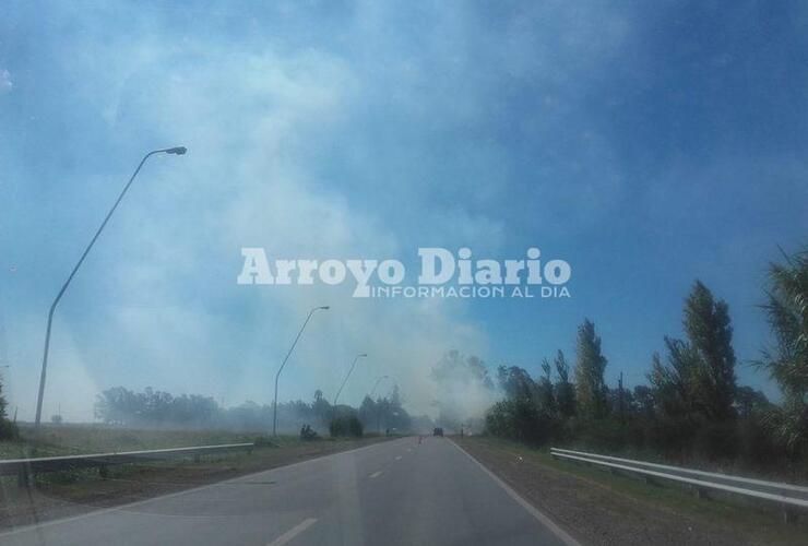 Imagen de Incendio en General Lagos: El humo dificulta la visibilidad por Ruta 21