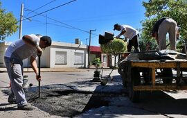 Trabajando en el lugar. Los empleados de Obras Públicas desempeñando las tareas encomendadas. Foto: Municipalidad de Arroyo Seco FB