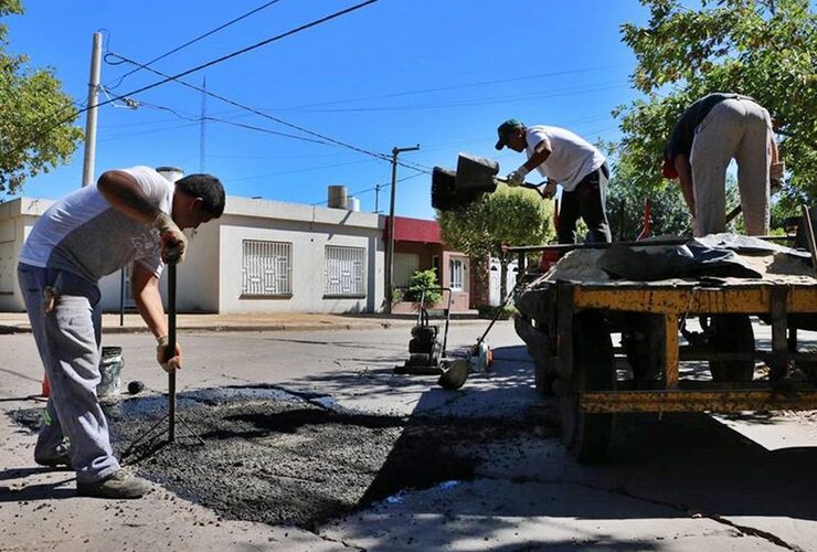 Trabajando en el lugar. Los empleados de Obras Públicas desempeñando las tareas encomendadas. Foto: Municipalidad de Arroyo Seco FB