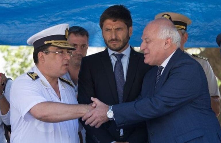 En el acto. Lifschitz felicita al nuevo jefe de la Polic&iacute;a de Santa Fe. Foto: Alan Monz&oacute;n/Rosario3.com