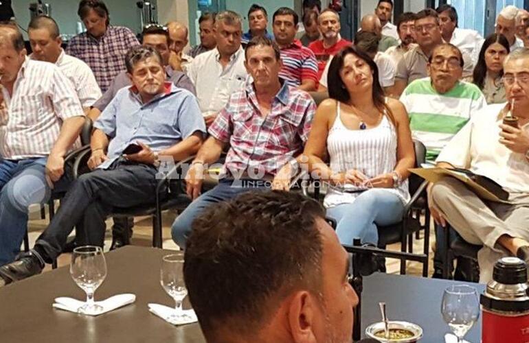 El local. El Secretario General del SITRAM Arroyo Seco también presente en la reunión de este jueves en Santa Fe. El local. El Secretario General del SITRAM Arroyo Seco también presente en la reunión de este jueves en Santa Fe.