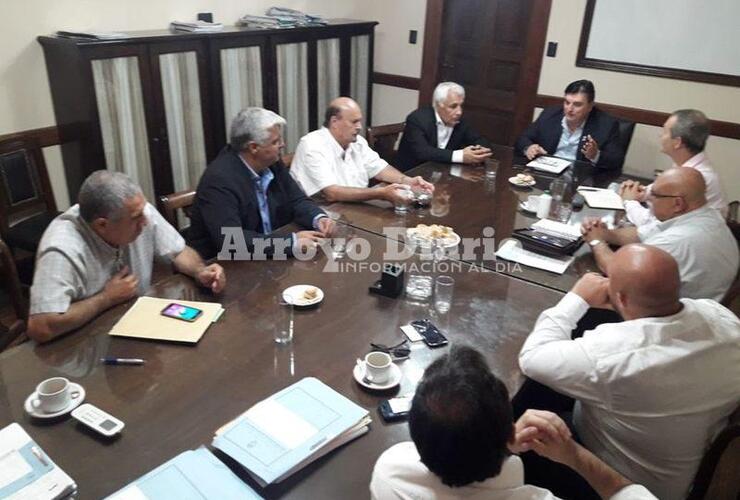 Cónclave en Santa Fe. Las autoridades reunidas esta mañana en la capital provincial. Foto: Gentileza Maximiliano Pascual.