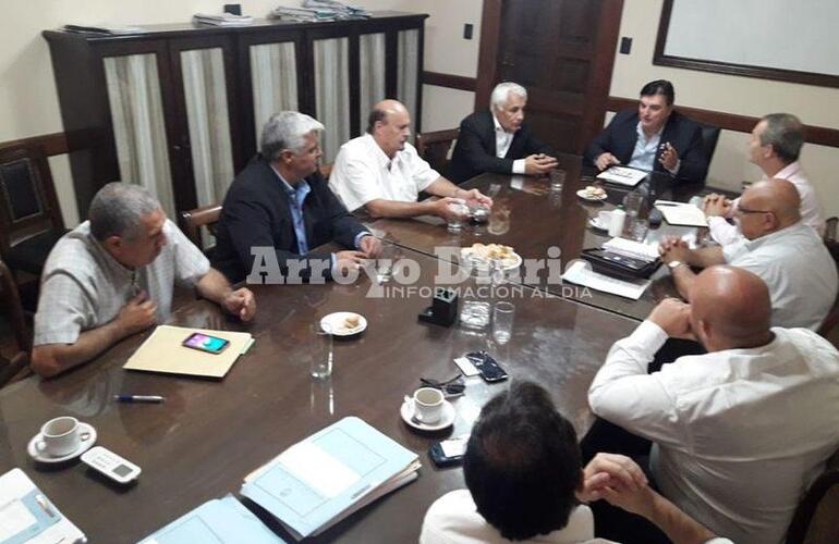 Cónclave en Santa Fe. Las autoridades reunidas esta mañana en la capital provincial. Foto: Gentileza Maximiliano Pascual.