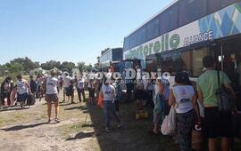 Viajaron m&aacute;s de 300 personas. Rumbo a Mendoza partieron cuatro colectivos, un minibus y 17 autos.