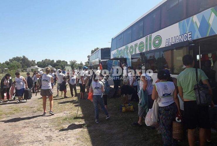 Viajaron más de 300 personas. Rumbo a Mendoza partieron cuatro colectivos, un minibus y 17 autos.