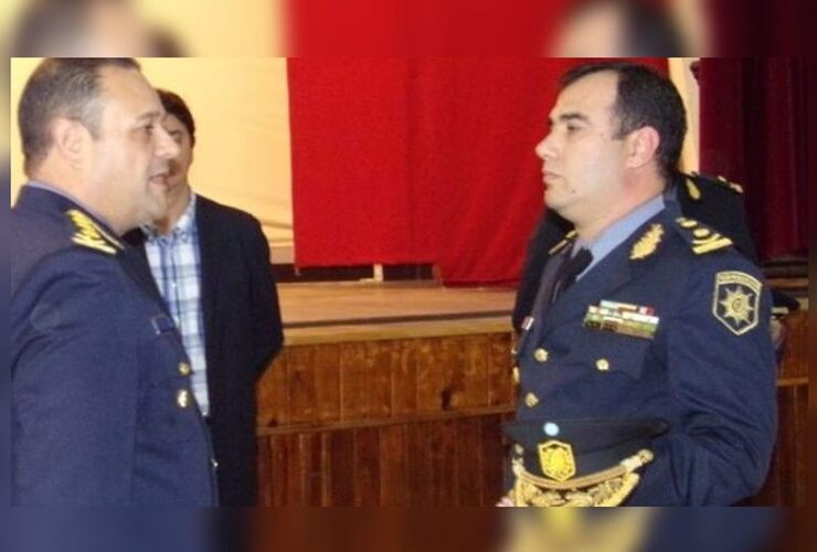 En la foto. Cuando el ex jefe de la Policía santafesina Luis Bruschi (izquierda) ponía en funciones a Bengoechea en Coronda. Foto: enfoqueregional.com.ar