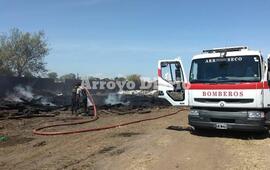 En el lugar. Los bomberos locales prestando colaboración en un siniestro en Rosario.