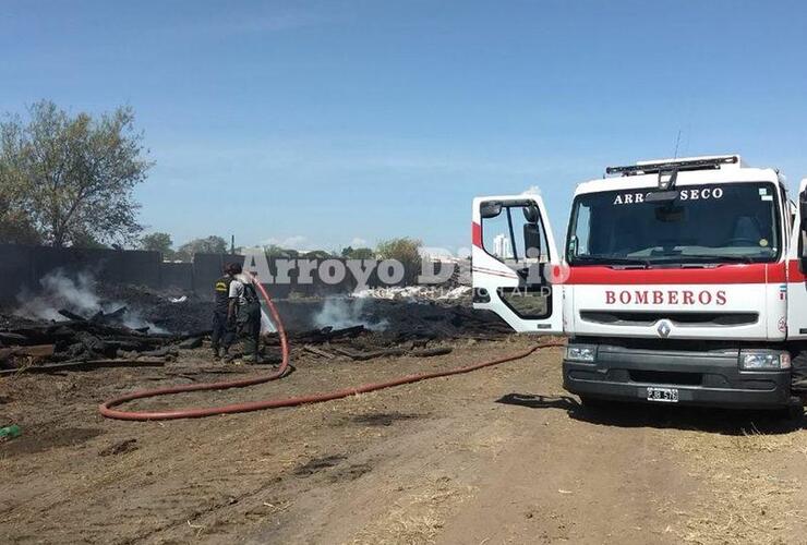 En el lugar. Los bomberos locales prestando colaboración en un siniestro en Rosario.