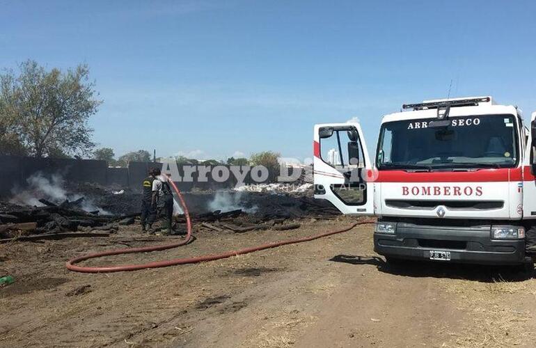 En el lugar. Los bomberos locales prestando colaboraci&oacute;n en un siniestro en Rosario.