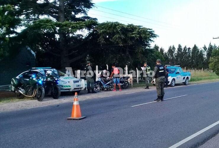 Esta tarde. Agentes comunales y efectivos de la fuerza nacional trabajando juntos en el control de motocicletas.