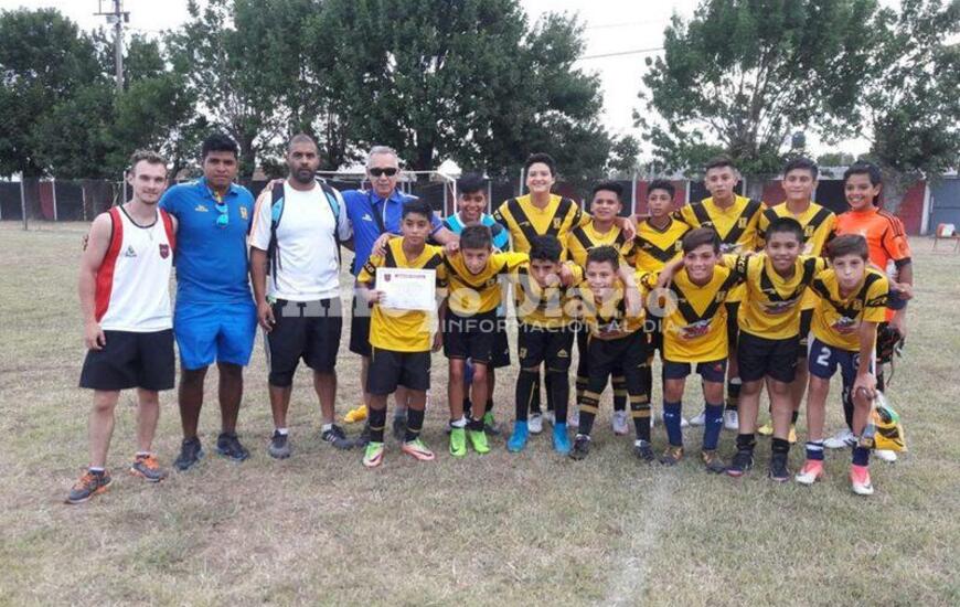 Reconocimiento. La comisi&oacute;n de las inferiores del club local, entreg&oacute; a los visitantes un pergamino por el partido amistoso con el deseo de que la experiencia vuelva a repetirse.