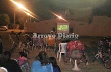 Película y pororó. Los organizadores de la actividad repartieron pochoclos entre los chicos que asistieron a la proyección.