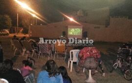 Película y pororó. Los organizadores de la actividad repartieron pochoclos entre los chicos que asistieron a la proyección.