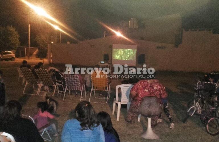 Película y pororó. Los organizadores de la actividad repartieron pochoclos entre los chicos que asistieron a la proyección.