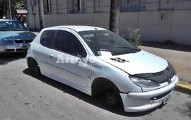 Sin las ruedas. El autom&oacute;vil fue hallado sin el total de sus ruedas por lo que tuvo que ser trasladado a la 27 con al ayuda de una gr&uacute;a.