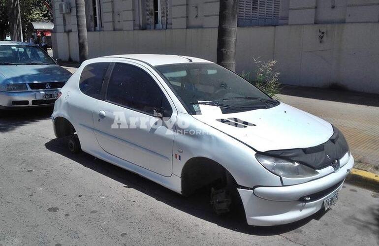 Sin las ruedas. El automóvil fue hallado sin el total de sus ruedas por lo que tuvo que ser trasladado a la 27 con al ayuda de una grúa. Sin las ruedas. El automóvil fue hallado sin el total de sus ruedas por lo que tuvo que ser trasladado a la 27 con al ayuda de una grúa.