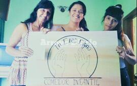 En el comedor. Mariela junto a Flavia y Nadia en la tarde de ayer.