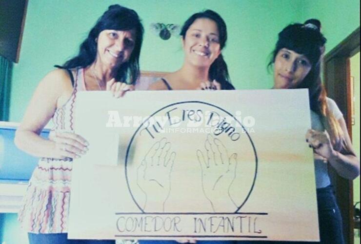 En el comedor. Mariela junto a Flavia y Nadia en la tarde de ayer.