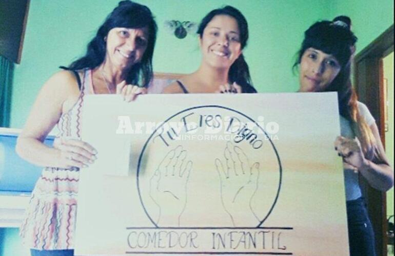 En el comedor. Mariela junto a Flavia y Nadia en la tarde de ayer.