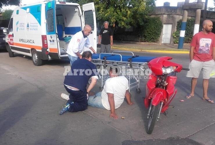 En el lugar. Personal del SIES asistiendo al motociclista esta mañana.