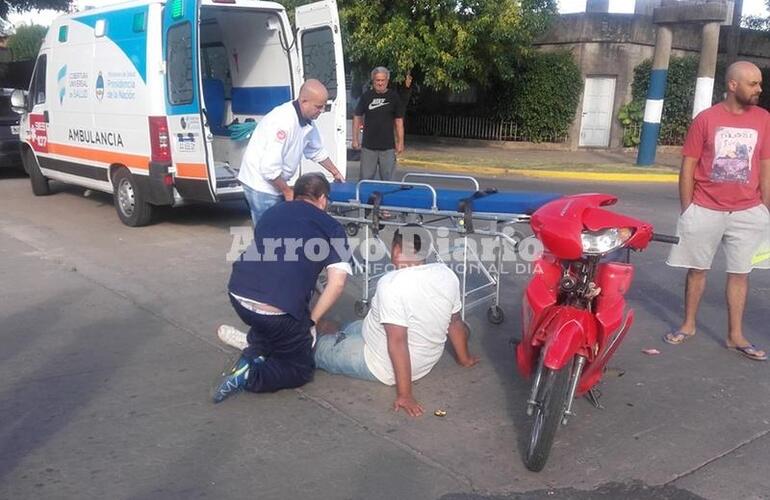 En el lugar. Personal del SIES asistiendo al motociclista esta mañana.