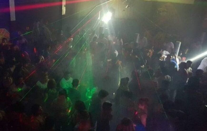 El lugar. Una imagen del interior del boliche que ofrec&iacute;a la pol&eacute;mica promoci&oacute;n. Foto: Facebook Amira