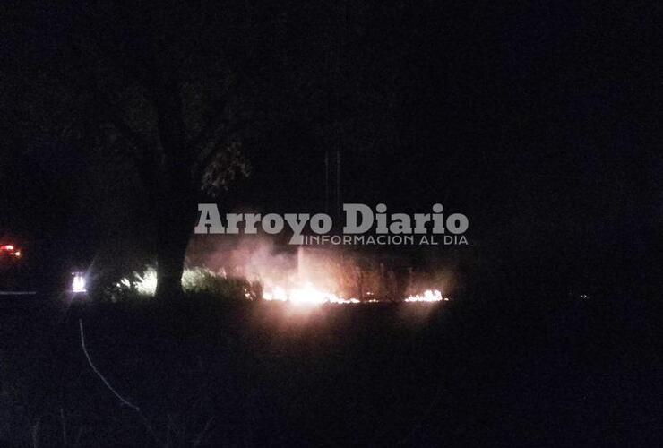 Imagen de Bomberos en incendio detrás de Cremer