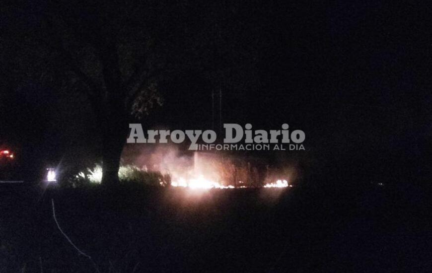 Imagen de Bomberos en incendio detrás de Cremer