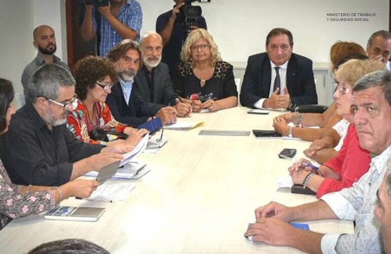 Durante el encuentro. La ministra de Educaci&oacute;n Claudia Balagu&eacute; defendi&oacute; la propuesta salarial que le hizo la provincia a los docentes.