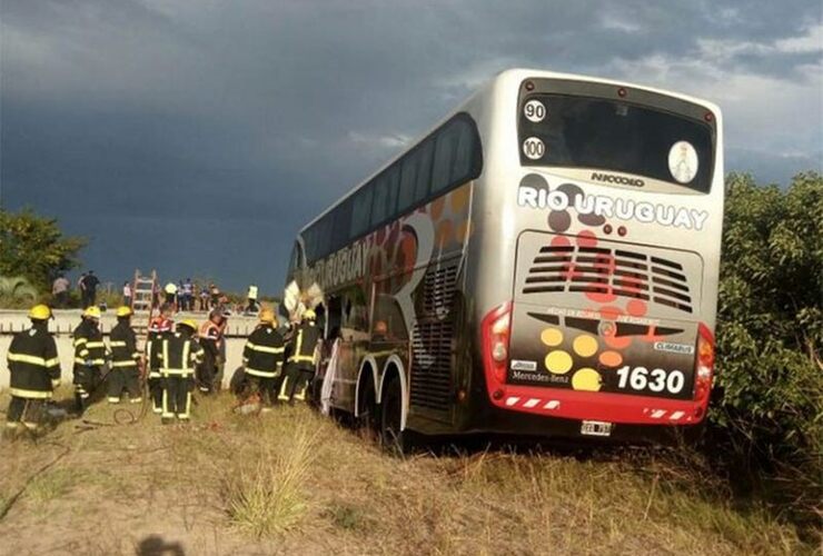 Imagen de Chocó micro con chicos de una escuela de fútbol: dos muertos