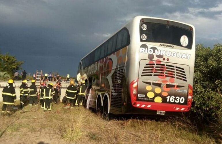 Imagen de Chocó micro con chicos de una escuela de fútbol: dos muertos