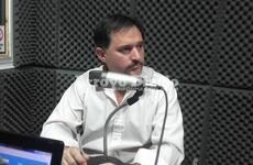 El legislador en la radio. El concejal Luciano Crosio en los estudios de 106.9