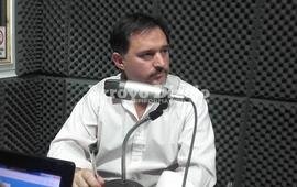 El legislador en la radio. El concejal Luciano Crosio en los estudios de 106.9