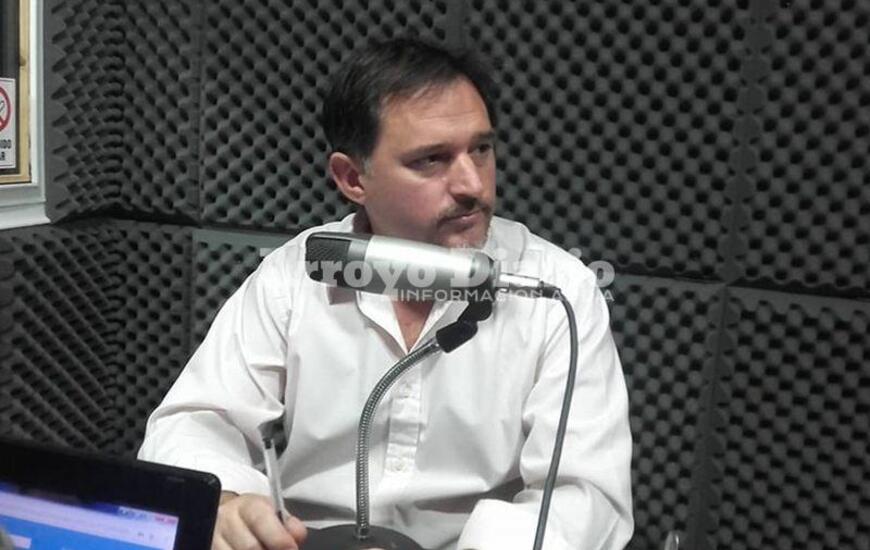 El legislador en la radio. El concejal Luciano Crosio en los estudios de 106.9