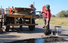 Acceso sur. Los municipales esta mañana trabajando sobre calle Independencia, entre San Nicolás y Ruta 21. Fotos: Matías Perfetto.