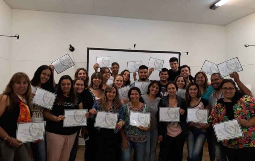 Egresados. Uno de los grupos que curs&oacute; el a&ntilde;o pasado y recibi&oacute; su diploma de certificaci&oacute;n oficial.