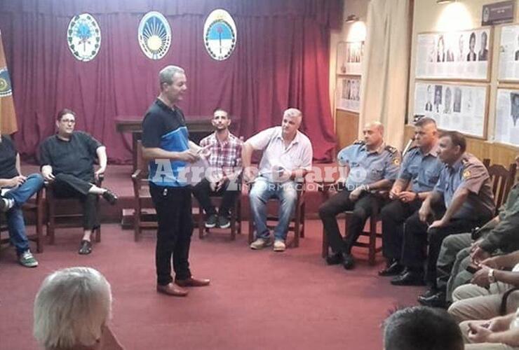 En el inicio. Así comenzaba la reunión anoche en el recinto legislativo.