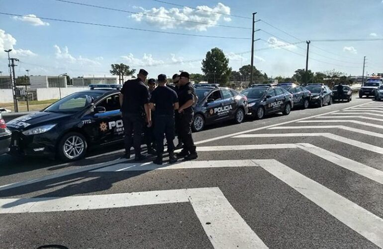 Imagen de Seis patrulleros inteligentes de la policía chocaron en cadena