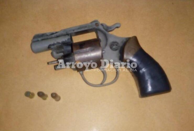 El arma. El revólver calibre 22 que, supuestamente, halló la policía ayer.