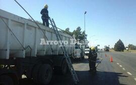 Sobre autopista. El camión circulaba por autopista cuando se presentó el imprevisto. Fotos. Gentileza Nicolás Trabaina