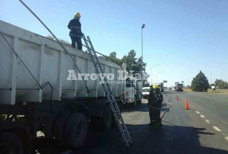 Sobre autopista. El camión circulaba por autopista cuando se presentó el imprevisto. Fotos. Gentileza Nicolás Trabaina