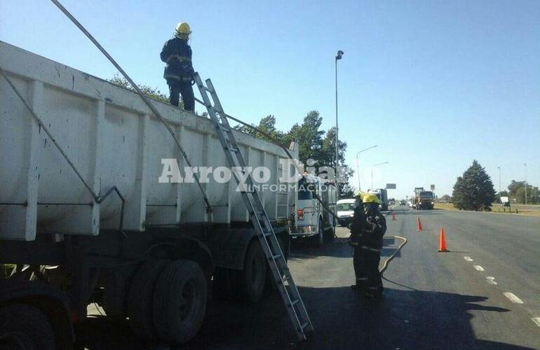 Sobre autopista. El camión circulaba por autopista cuando se presentó el imprevisto. Fotos. Gentileza Nicolás Trabaina